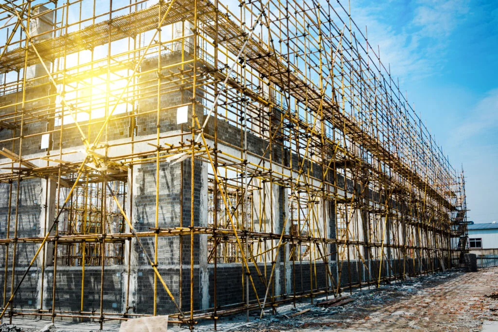 Segurança em Altura: Cuidados Essenciais no Uso de Andaimes em Canteiros de Obra